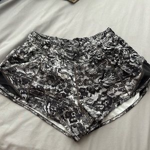 SUPER CUTE LULULEMON HOTTY HOT PATTERNED 2.5 in SHORTS